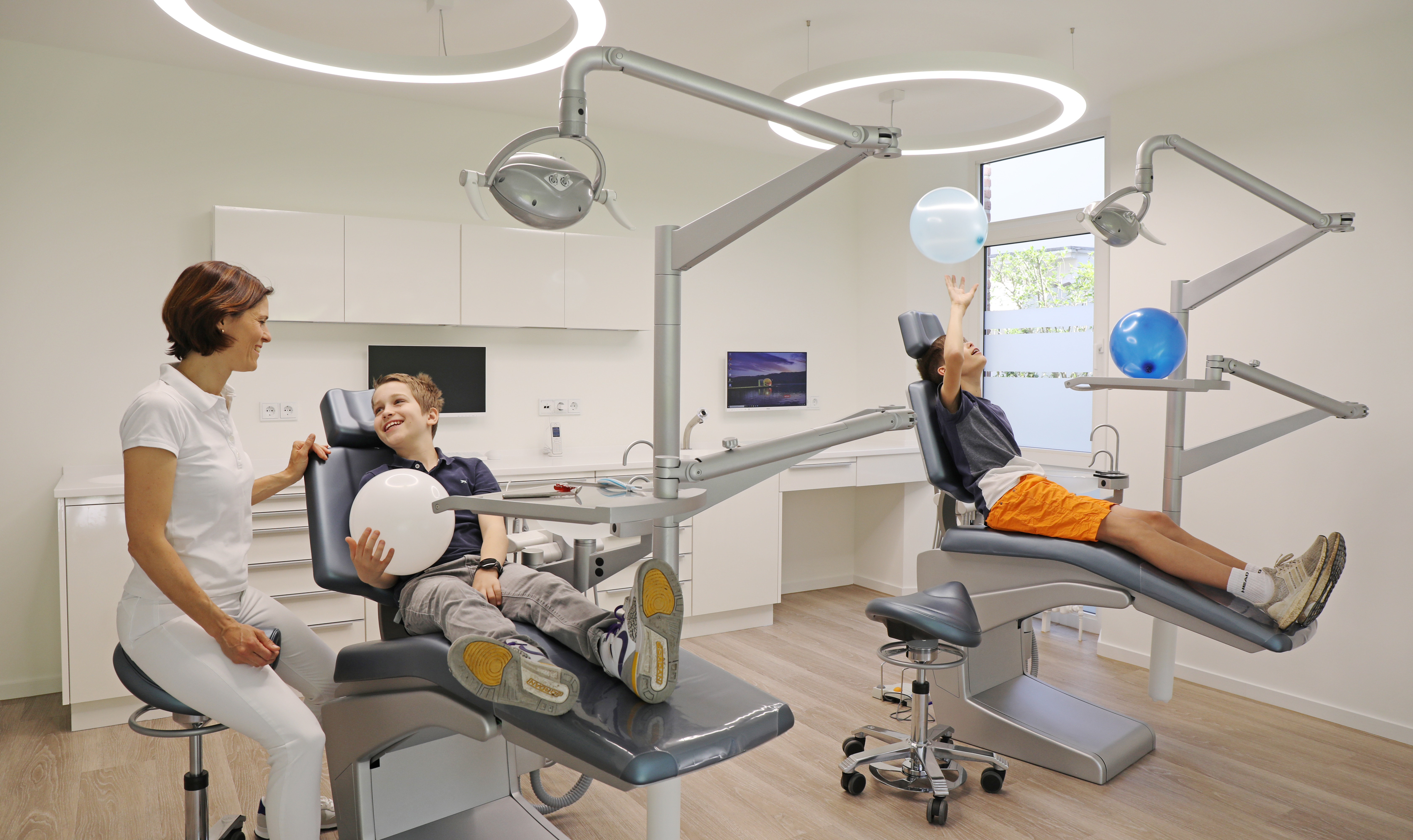 Kinder in Praxis in Ärztin